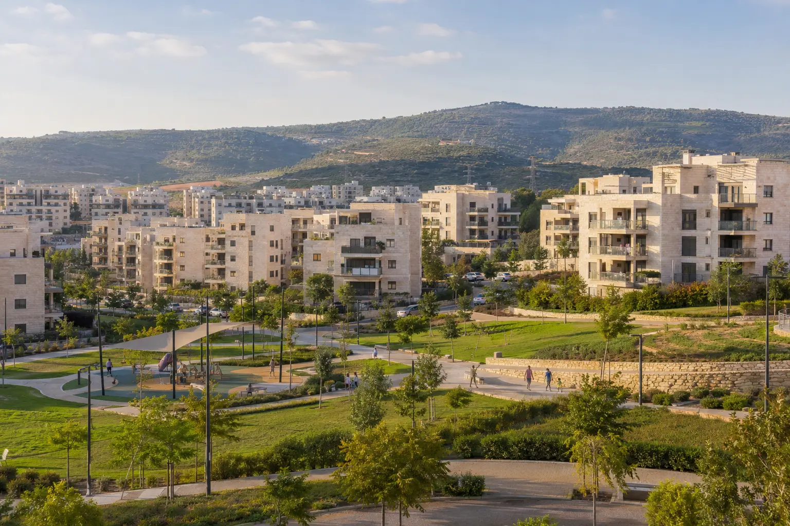Quartiers résidentiels récents et collines verdoyantes à Harish en Israël